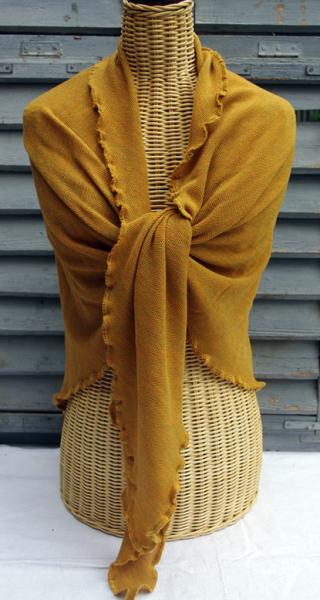 Invero Dreiecktuck Gina mais um die Schultern gelegt und geknotet auf Kleiderpuppe